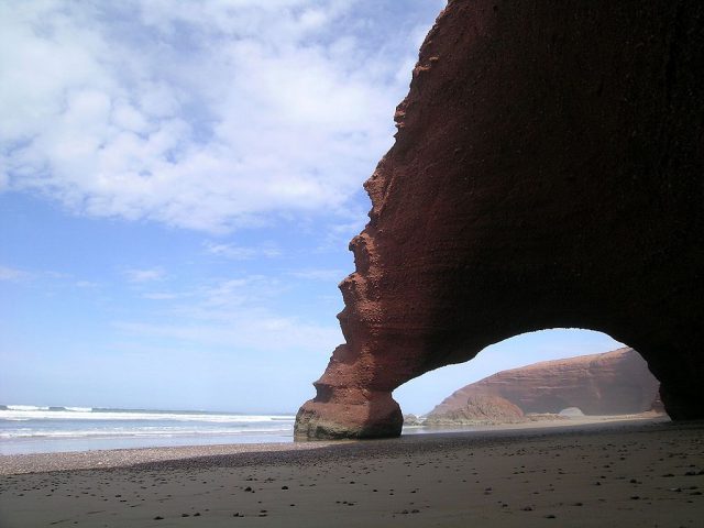 https://www.moroccodesertvip.com/wp-content/uploads/2018/12/1024px-Playa_de_Lagzira_en_Sidi_Ifni_Marruecos-640x480.jpg