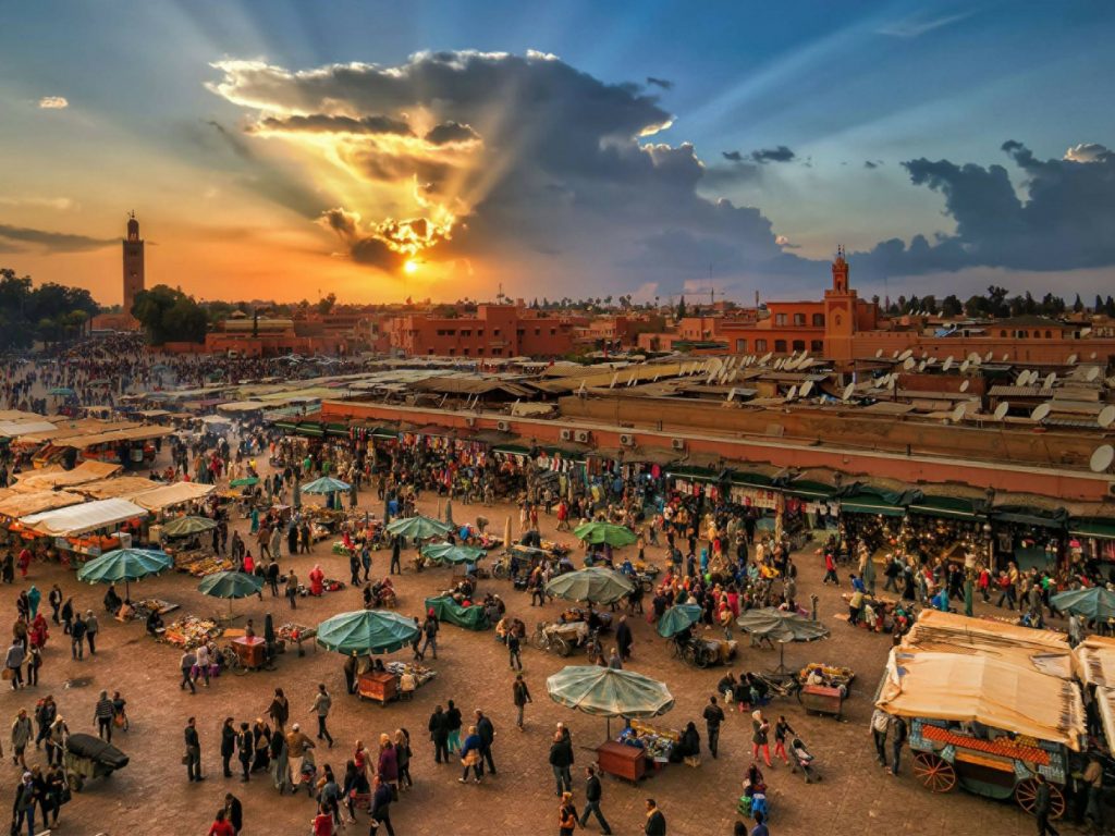 Explore-the-honeycomb-of-connecting-alleyways-that-make-up-the-souks-of-the-Medina-1024x768