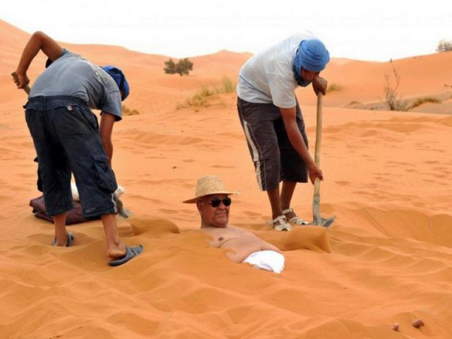 https://www.moroccodesertvip.com/wp-content/uploads/2019/01/bain_sable_1__1541907125_91231-640x480.jpg